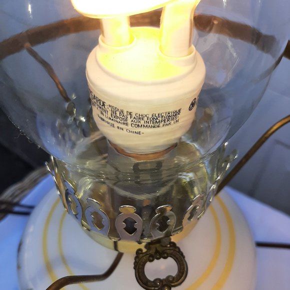 One Vintage Handpainted Milk Glass Electric Hurricane Table Lamps 1960s - Picture 4 of 10